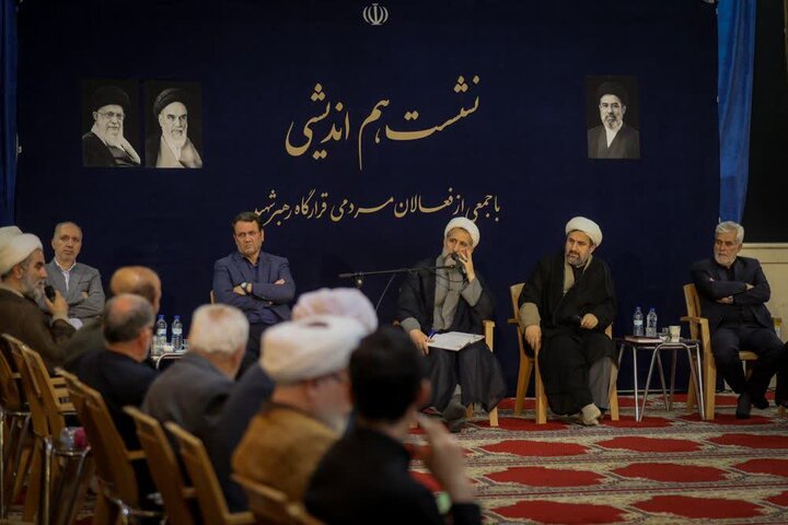 تصاویر /  نشست هم‌اندیشی امام جمعه قزوین  با جمعی از فعالین مردمی قرارگاه رهبر شهید