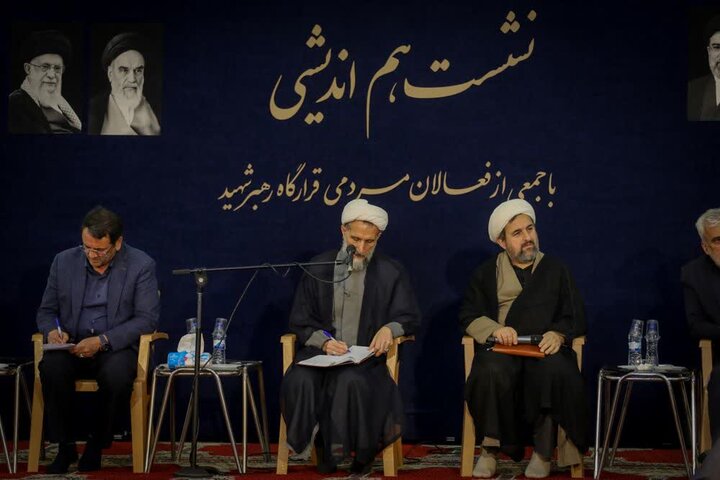 تصاویر /  نشست هم‌اندیشی امام جمعه قزوین  با جمعی از فعالین مردمی قرارگاه رهبر شهید