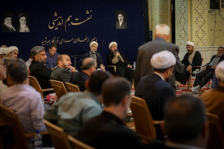 تصاویر /  نشست هم‌اندیشی امام جمعه قزوین  با جمعی از فعالین مردمی قرارگاه رهبر شهید