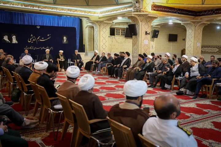 تصاویر /  نشست هم‌اندیشی امام جمعه قزوین  با جمعی از فعالین مردمی قرارگاه رهبر شهید