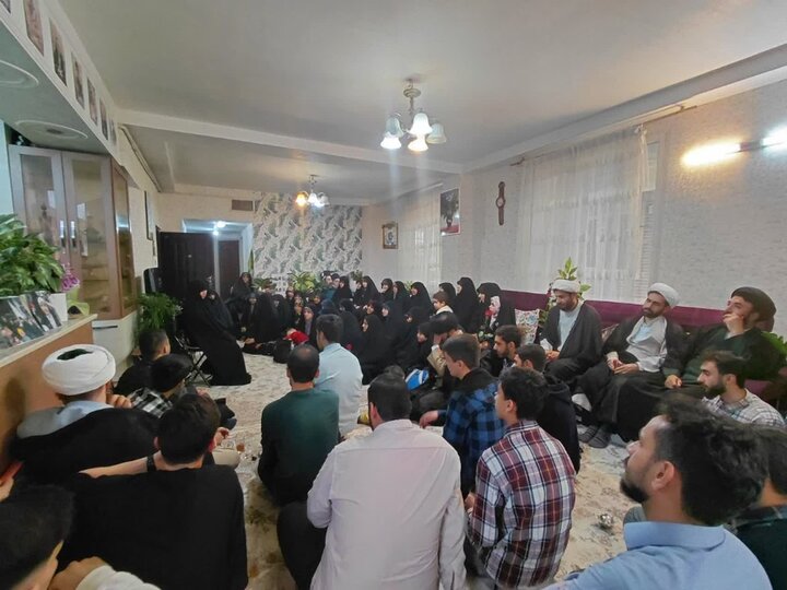 تصاویر / دیدار مدیر ،اساتید وطلاب مدرسه علمیه صالحیه قزوین با مادر هشت شهید جنگ تحمیلی اخیر