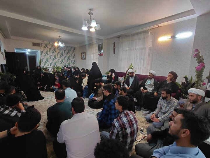 تصاویر / دیدار مدیر ،اساتید وطلاب مدرسه علمیه صالحیه قزوین با مادر هشت شهید جنگ تحمیلی اخیر