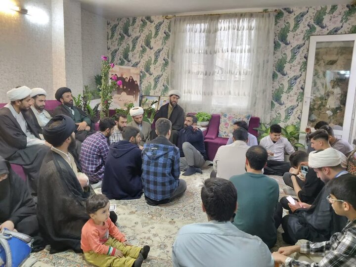 تصاویر / دیدار مدیر ،اساتید وطلاب مدرسه علمیه صالحیه قزوین با مادر هشت شهید جنگ تحمیلی اخیر