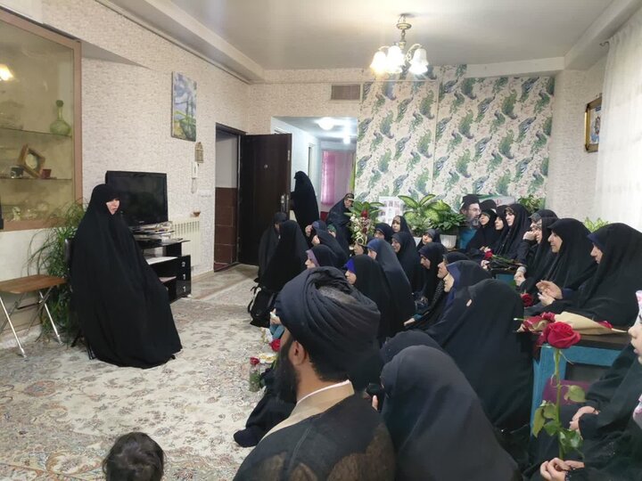 تصاویر / دیدار مدیر ،اساتید وطلاب مدرسه علمیه صالحیه قزوین با مادر هشت شهید جنگ تحمیلی اخیر