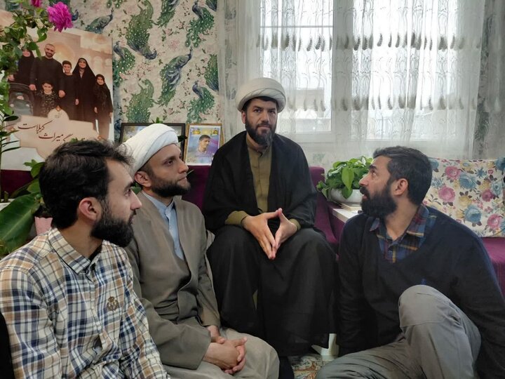 تصاویر / دیدار مدیر ،اساتید وطلاب مدرسه علمیه صالحیه قزوین با مادر هشت شهید جنگ تحمیلی اخیر