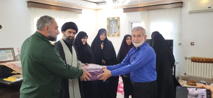 تصاویر/ حضور امام جمعه محمودآباد و مسئولان در مراسم غبارروبی مزار شهدا و دیدار با جانباز شهرستان
