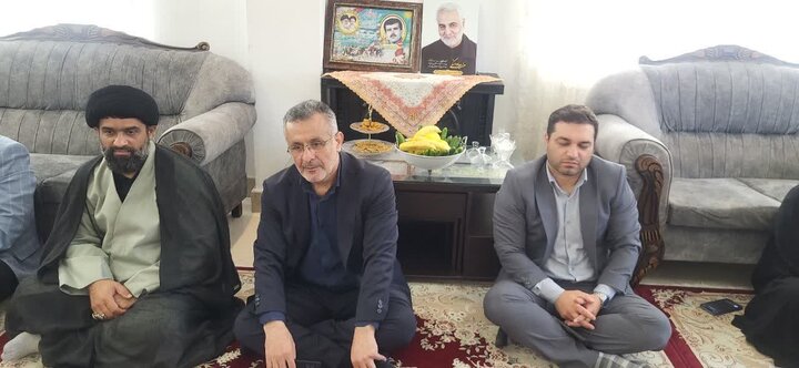 تصاویر/ حضور امام جمعه محمودآباد و مسئولان در مراسم غبارروبی مزار شهدا و دیدار با جانباز شهرستان