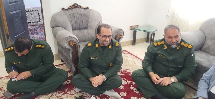تصاویر/ حضور امام جمعه محمودآباد و مسئولان در مراسم غبارروبی مزار شهدا و دیدار با جانباز شهرستان