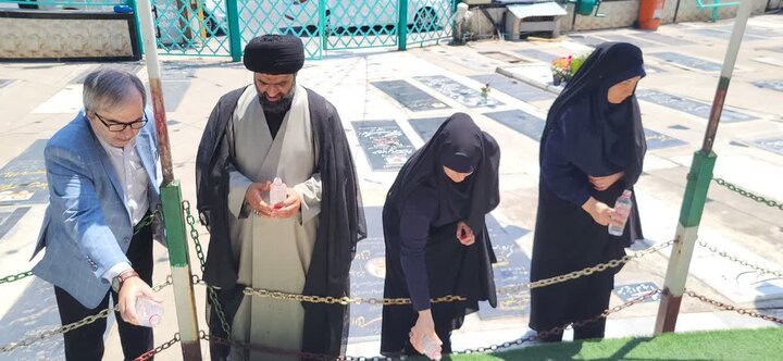 تصاویر/ حضور امام جمعه محمودآباد و مسئولان در مراسم غبارروبی مزار شهدا و دیدار با جانباز شهرستان