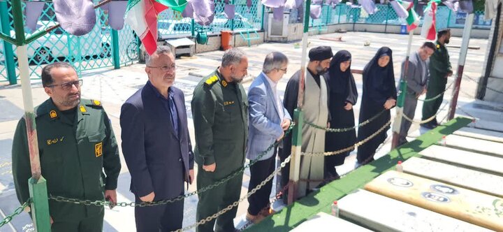 تصاویر/ حضور امام جمعه محمودآباد و مسئولان در مراسم غبارروبی مزار شهدا و دیدار با جانباز شهرستان