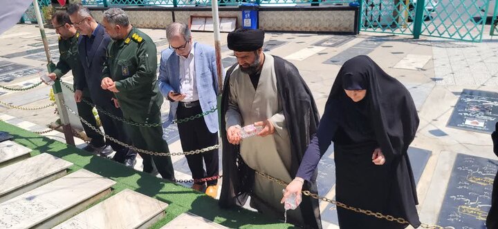 تصاویر/ حضور امام جمعه محمودآباد و مسئولان در مراسم غبارروبی مزار شهدا و دیدار با جانباز شهرستان