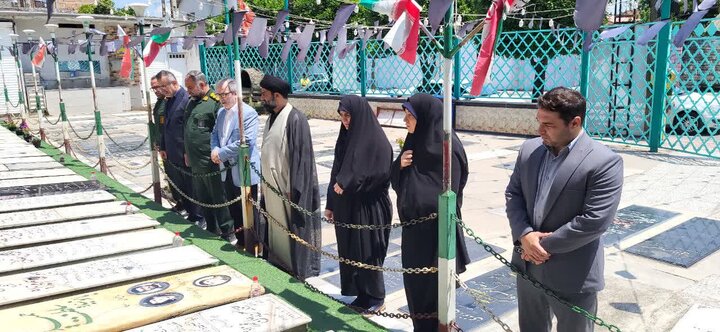 تصاویر/ حضور امام جمعه محمودآباد و مسئولان در مراسم غبارروبی مزار شهدا و دیدار با جانباز شهرستان