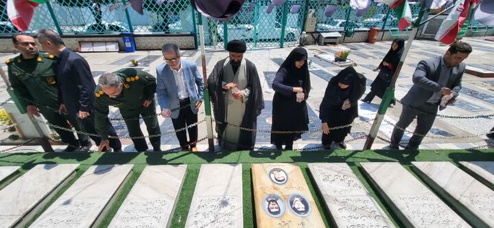 تصاویر/ حضور امام جمعه محمودآباد و مسئولان در مراسم غبارروبی مزار شهدا و دیدار با جانباز شهرستان