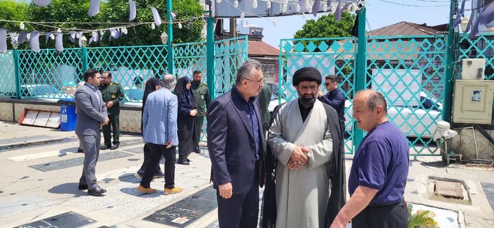 تصاویر/ حضور امام جمعه محمودآباد و مسئولان در مراسم غبارروبی مزار شهدا و دیدار با جانباز شهرستان