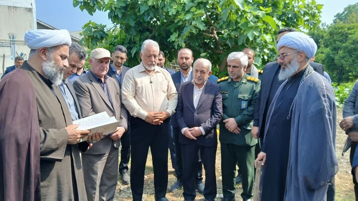 تصاویر/ حضور امام جمعه دابودشت در مراسم کلنگ زنی ساخت منزل خانواده تحت حمایت خیریه آبشار عاطفه‌ها