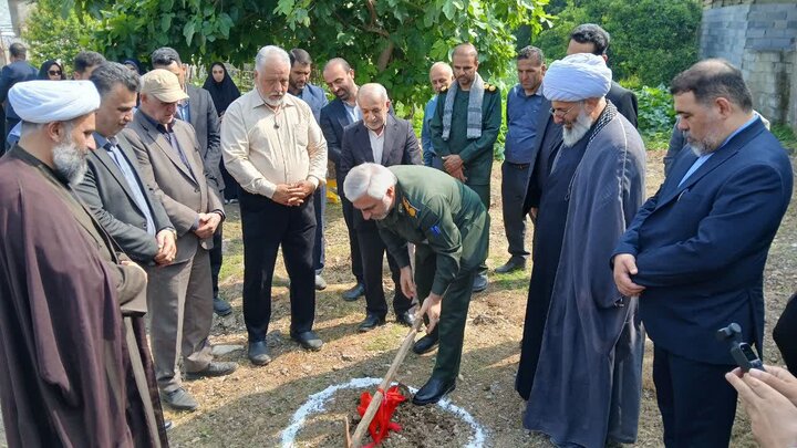 تصاویر/ حضور امام جمعه دابودشت در مراسم کلنگ زنی ساخت منزل خانواده تحت حمایت خیریه آبشار عاطفه‌ها