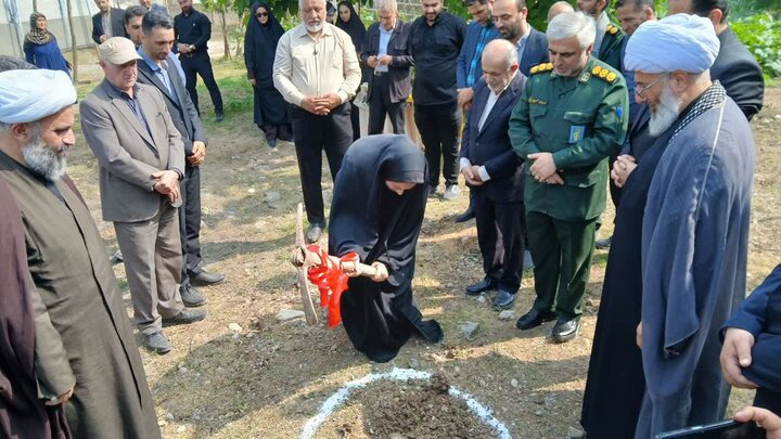 تصاویر/ حضور امام جمعه دابودشت در مراسم کلنگ زنی ساخت منزل خانواده تحت حمایت خیریه آبشار عاطفه‌ها