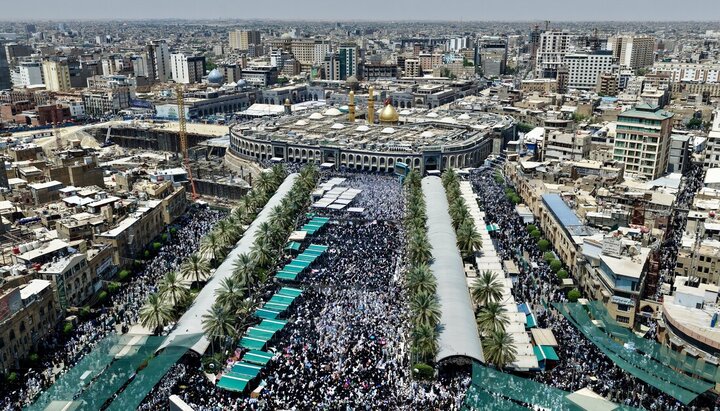 شاهد من الجو.. توافد كثيف للزائرين إلى كربلاء لإحياء يوم عرفة