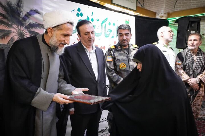 تصاویر / تجلیل از خانواده شهدای دفاع مقدس سوم با حضور امام جمعه قزوین