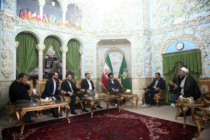 گزارش تصویری؛اهدای پرچم غدیریه عتبه علوی به آستان مقدس حضرت فاطمه معصومه (س)