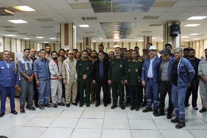 تصاویر/دیدار فرمانده سپاه روح الله و فرمانده ناحیه مقاومت بسیج شازند با افسران خط مقدم جنگ اقتصادی