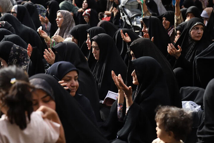 حضور پرشور بانوان در مراسم دعای عرفه حرم بانوی کرامت