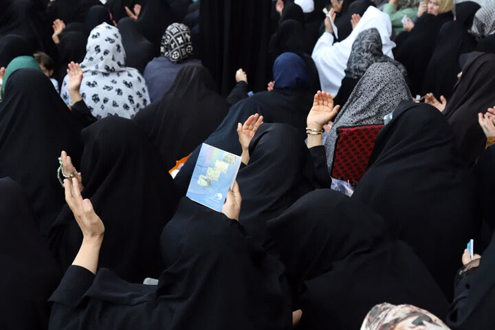 حضور پرشور بانوان در مراسم دعای عرفه حرم بانوی کرامت