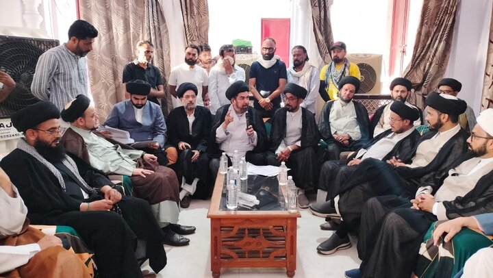 لکھنؤ؛ حسین آباد ٹرسٹ کی زمین پر ناجائز پارکنگ اور غیر قانونی تعمیرات کے خلاف علماء کا جلسہ 