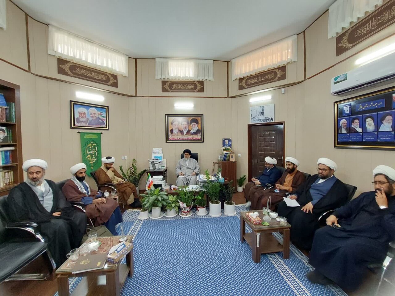 دیدار جمعی از روحانیون برگزار کننده طرح «میز گفتگو» با حجت الاسلام و المسلمین حسینی باقرآبادی امام جمعه شهرستان بافق+ تصاویر