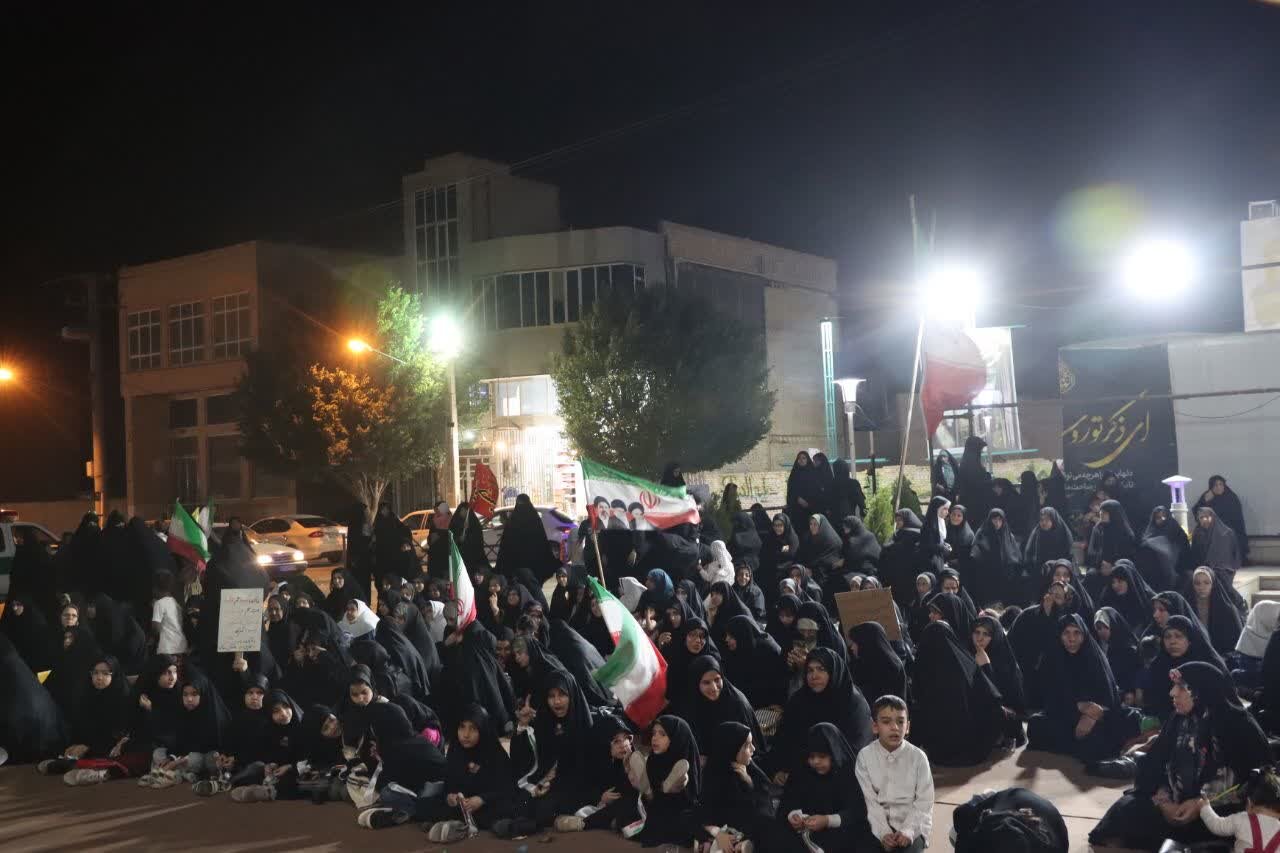 تصاویر/ حضور پرشور کودکان، نوجوانان و مردان و زنان انقلابی و ولایی شهر اشکذر در هشتاد و ششمین شب از حماسه حضور