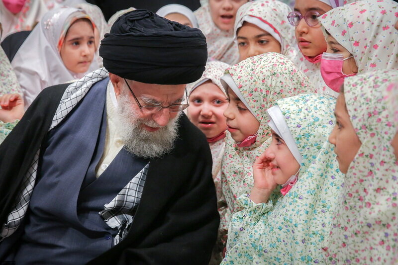 دلیل علاقه امام شهید به مطالعه رمان چه بود؟ / مجموعه ۷ جلدی زندگی رهبر شهید برای کودکان و نوجوانان در راه انتشار