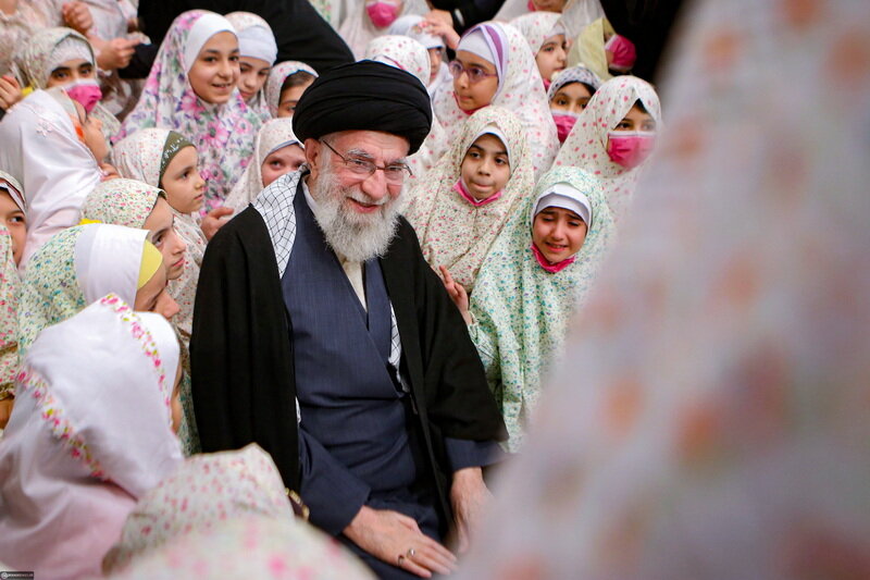 دلیل علاقه امام شهید به مطالعه رمان چه بود؟ / مجموعه ۷ جلدی زندگی رهبر شهید برای کودکان و نوجوانان در راه انتشار