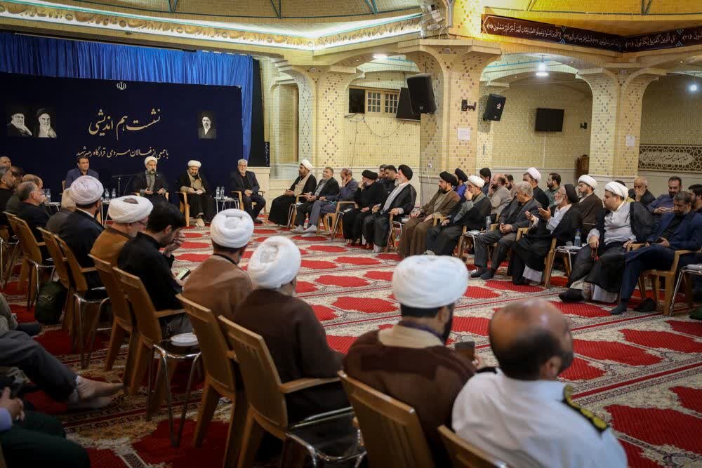 تصاویر /  نشست هم‌اندیشی امام جمعه قزوین  با جمعی از فعالین مردمی قرارگاه رهبر شهید