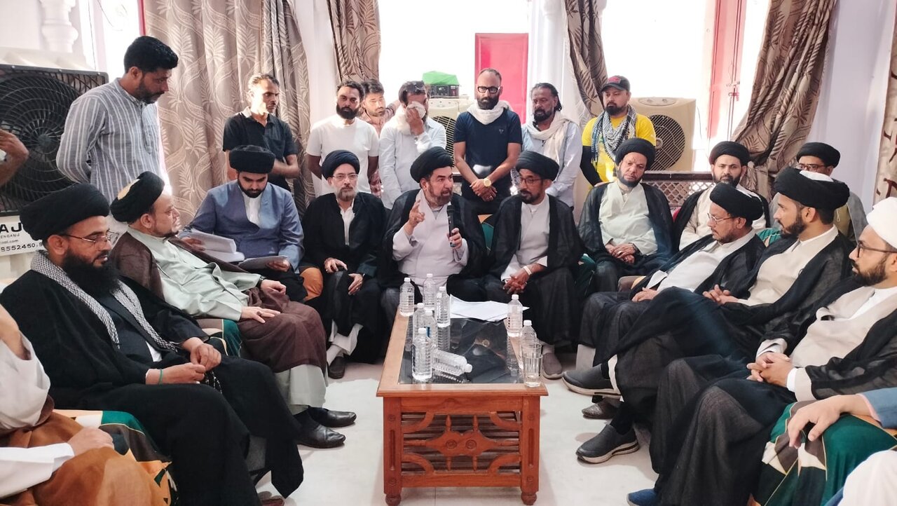 لکھنؤ؛ حسین آباد ٹرسٹ کی زمین پر ناجائز پارکنگ اور غیر قانونی تعمیرات کے خلاف علماء کا جلسہ 