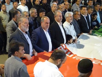 تصاویر/ طنین «الله‌اکبر» در چهاربرج؛ بیعت سراسری جوانان دهه نودی با رهبری در میدان امام خمینی (ره)