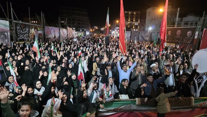 تصاویر/ هر شب ماکو؛ طنین بیعت با رهبری و حمایت از سربازان وطن