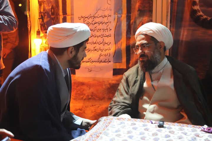 تصاویر / برپایی میز ملاقات مردمی توسط امام جمعه همدان در تجمعات شبانه