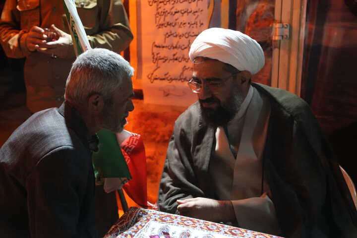 تصاویر / برپایی میز ملاقات مردمی توسط امام جمعه همدان در تجمعات شبانه