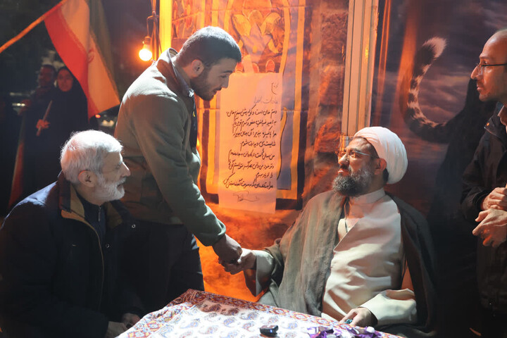 تصاویر / برپایی میز ملاقات مردمی توسط امام جمعه همدان در تجمعات شبانه