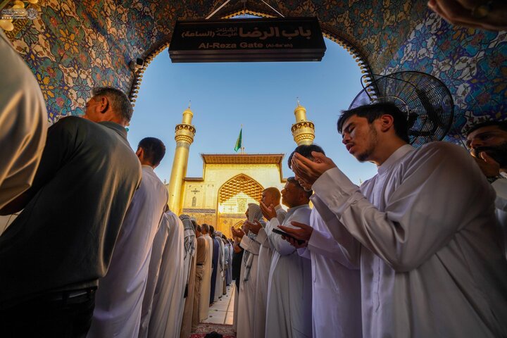 المؤمنون يُحيون صلاة عيد الأضحى في الحرم العلوي المطهر