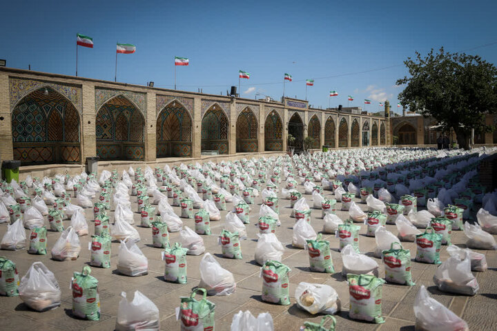 تصاویر / مراسم رزمایش مواسات و اهدای ۲ هزار بسته معیشتی با حضور امام جمعه واستاندار قزوین