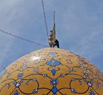 پرچم گنبد آستان قدس علی بن باقر اردهال کاشان تعویض شد