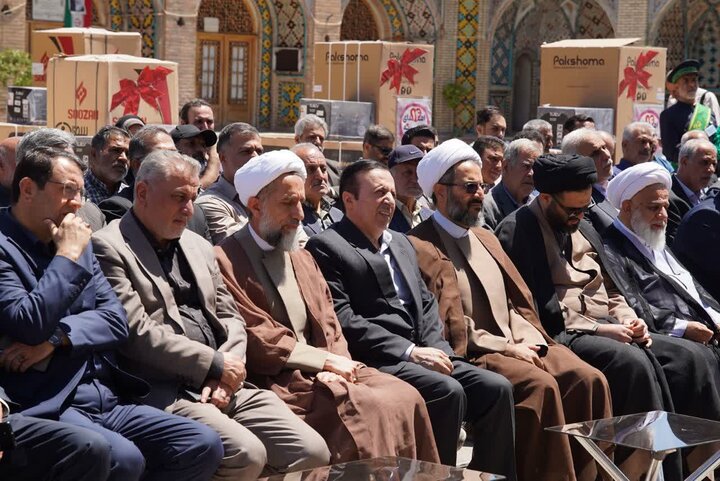 تصاویر / اهدا 300 بسته معیشتی در شهرهای تاکستان ،نرجه ،اسفرورین وتاکستان با حضور معاون فرهنگی واجتماعی سازمان اوقاف کشور