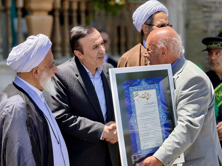تصاویر / اهدا 300 بسته معیشتی در شهرهای تاکستان ،نرجه ،اسفرورین وتاکستان با حضور معاون فرهنگی واجتماعی سازمان اوقاف کشور