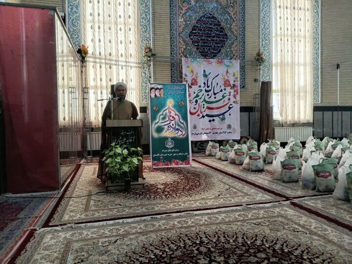 تصاویر / اهدا 300 بسته معیشتی در شهرهای تاکستان ،نرجه ،اسفرورین وتاکستان با حضور معاون فرهنگی واجتماعی سازمان اوقاف کشور