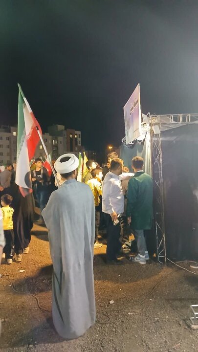 تصاویر /  برگزاری موکب جذب حوزه و موکب فرهنگی، غرفه سینما بینش قائد امت همراه با تجمع مردمی مقابل مصلی قزوین (مهدیه) از طرف اساتید وطلاب مدرسه علمیه شیخ الاسلام قزوین