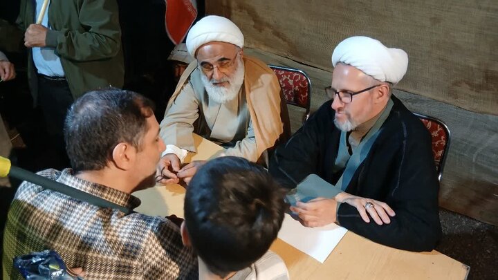 تصاویر /  برگزاری موکب جذب حوزه و موکب فرهنگی، غرفه سینما بینش قائد امت همراه با تجمع مردمی مقابل مصلی قزوین (مهدیه) از طرف اساتید وطلاب مدرسه علمیه شیخ الاسلام قزوین
