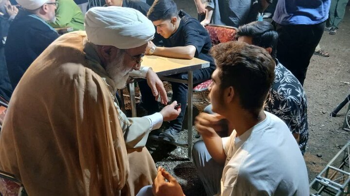 تصاویر /  برگزاری موکب جذب حوزه و موکب فرهنگی، غرفه سینما بینش قائد امت همراه با تجمع مردمی مقابل مصلی قزوین (مهدیه) از طرف اساتید وطلاب مدرسه علمیه شیخ الاسلام قزوین