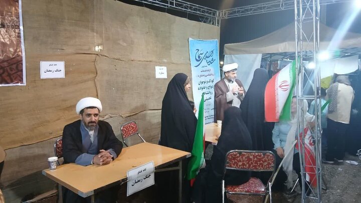 تصاویر /  برگزاری موکب جذب حوزه و موکب فرهنگی، غرفه سینما بینش قائد امت همراه با تجمع مردمی مقابل مصلی قزوین (مهدیه) از طرف اساتید وطلاب مدرسه علمیه شیخ الاسلام قزوین