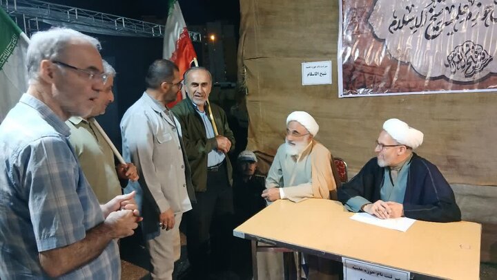 تصاویر /  برگزاری موکب جذب حوزه و موکب فرهنگی، غرفه سینما بینش قائد امت همراه با تجمع مردمی مقابل مصلی قزوین (مهدیه) از طرف اساتید وطلاب مدرسه علمیه شیخ الاسلام قزوین
